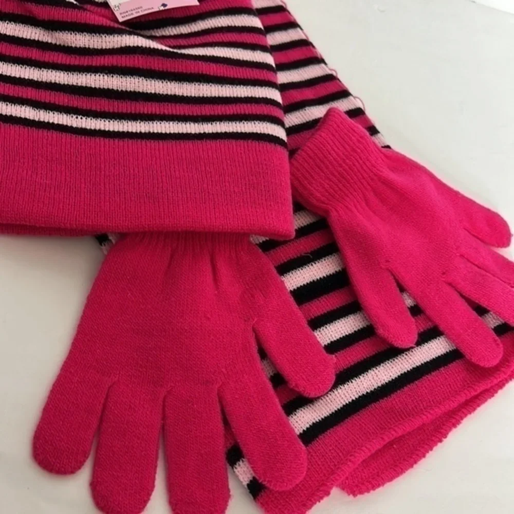 KIDS APPAREL CLUB, HAT AND GLOVES AND SCARF SET